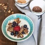 Makrofreundliche Budwig Creme mit Beeren, Walnüssen und Leinsamen, angerichtet als gesundes Frühstück