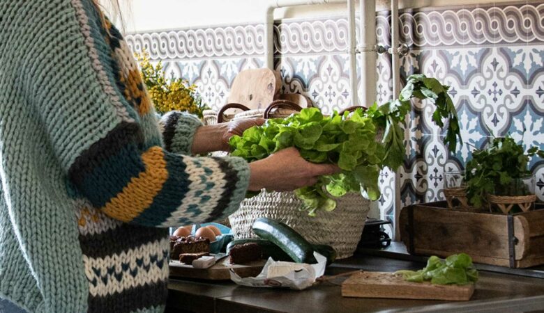 Person in der Küche mit frischem Gemüse – Makrotracking und gesunde Ernährung starten