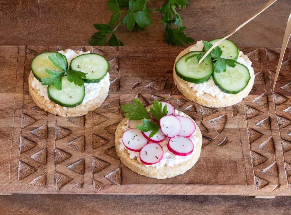 Protein-Waffeln mit Hüttenkäse, Gurken und Radieschen auf Holzbrett – Snack für Makro-Tracking