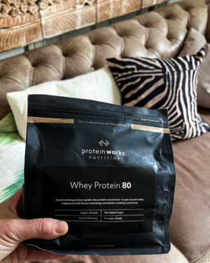 Whey Protein 80 – Vanilla Creme von Protein Works, gehalten von einer Person, passend für eine Makrotracking-Diät