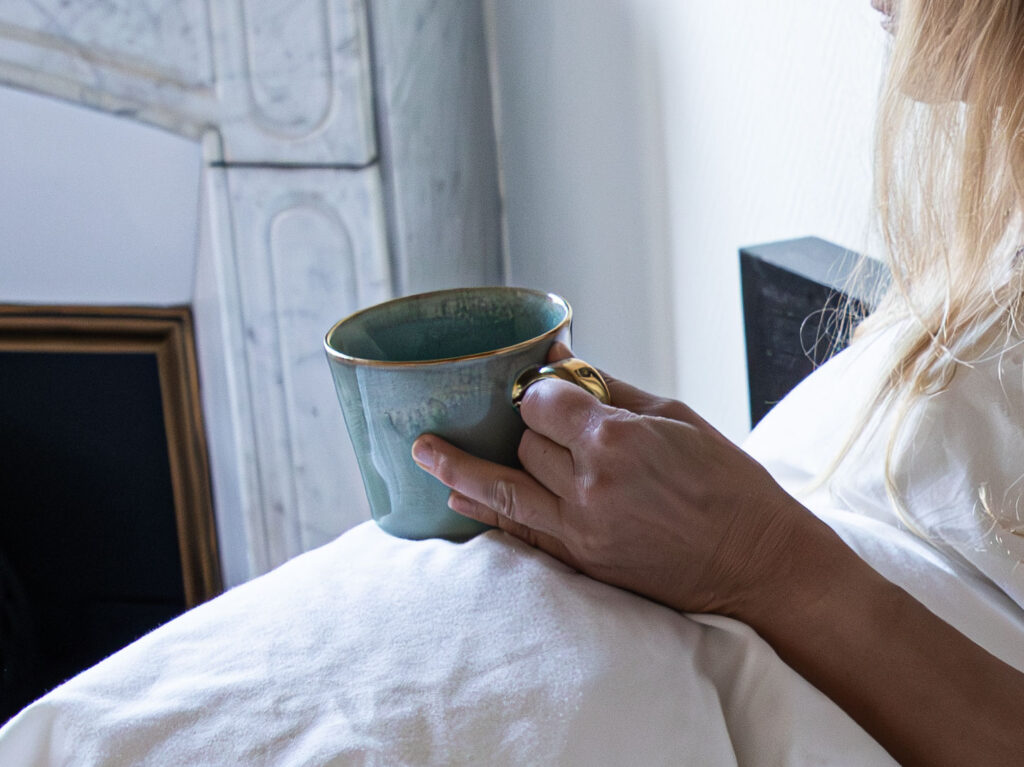 Nahaufnahme einer Tasse Collagen-Kaffee in der Hand