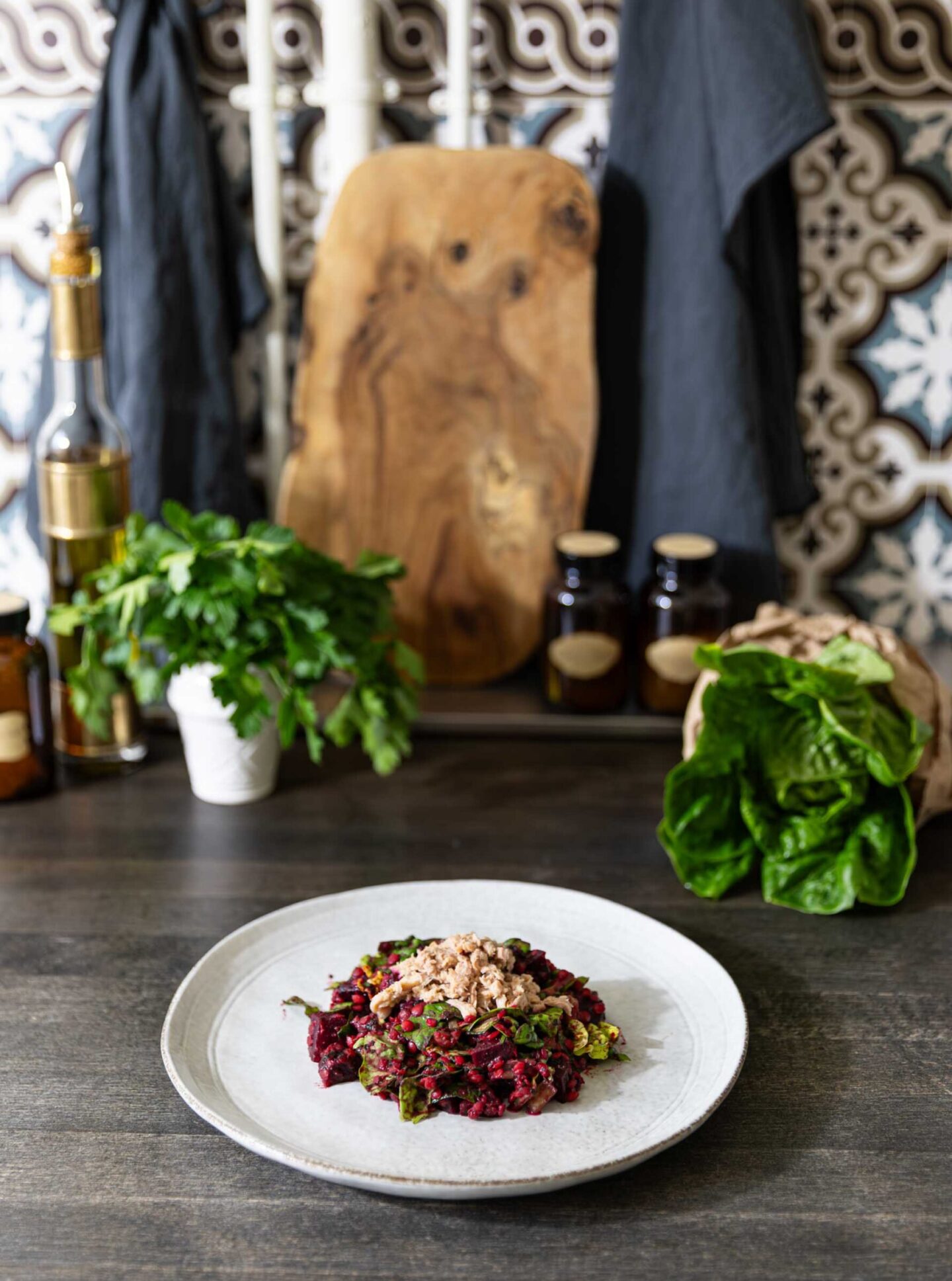 Makrofreundlicher Rote-Bete-Linsen-Salat mit Thunfisch, serviert in einer gemütlichen Küche.