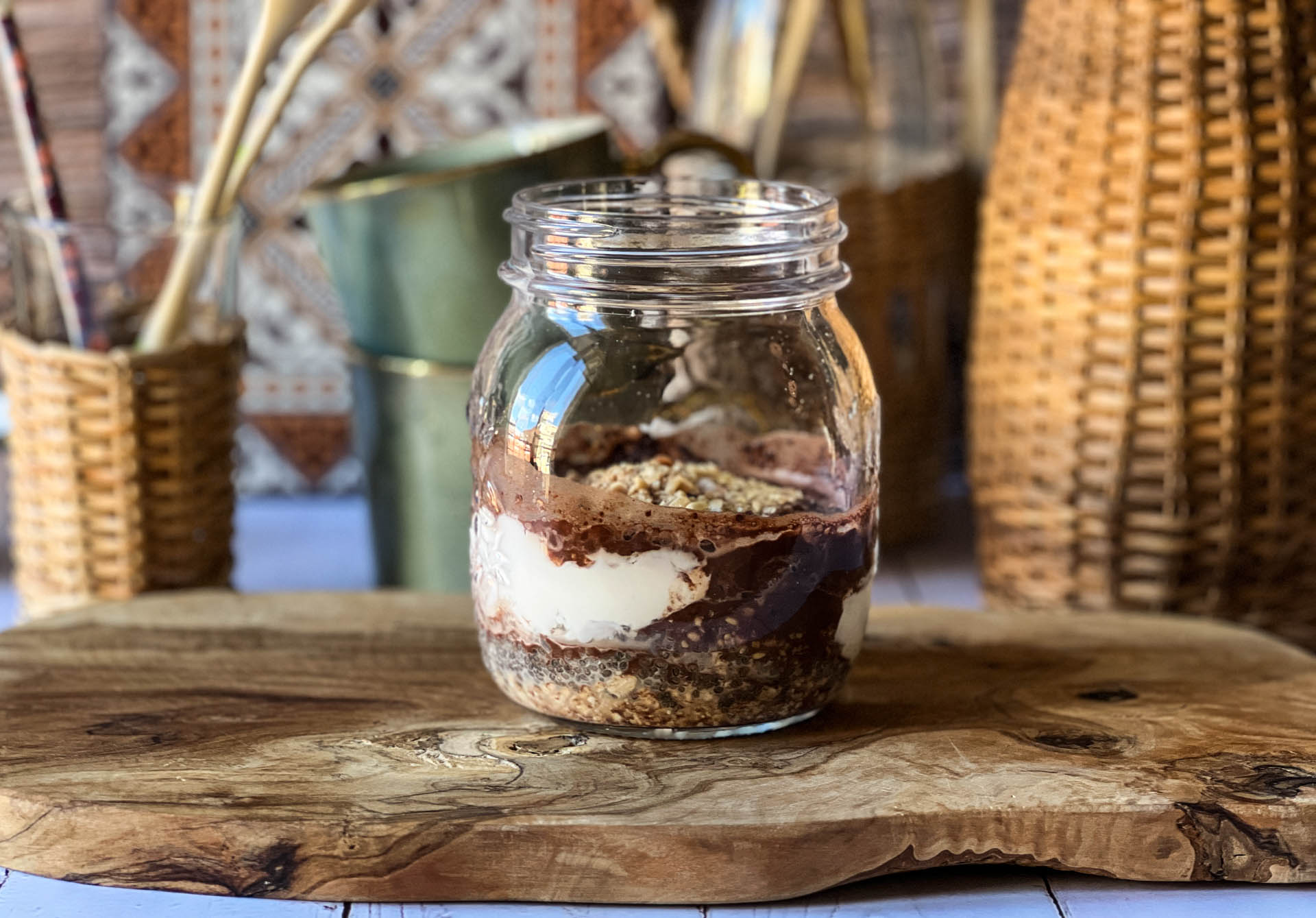 Overnight Oats mit Schokolade und Nüssen in einem Glas, dekorativ angerichtet.