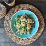 Low Carb Salat mit Ziegenkäse, Honig und Walnüssen auf türkisem Teller – Draufsicht