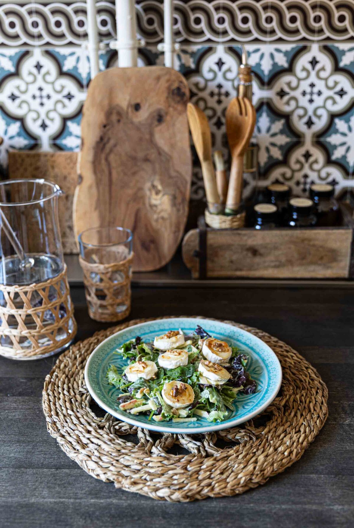 Low Carb Salat mit Ziegenkäse, Honig und Walnüssen – stimmungsvolle Szene mit Küchenambiente