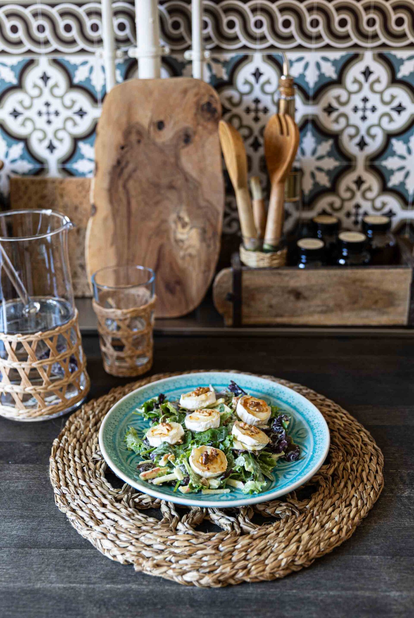 Low Carb Salat mit Ziegenkäse, Honig und Walnüssen – stimmungsvolle Szene mit Küchenambiente
