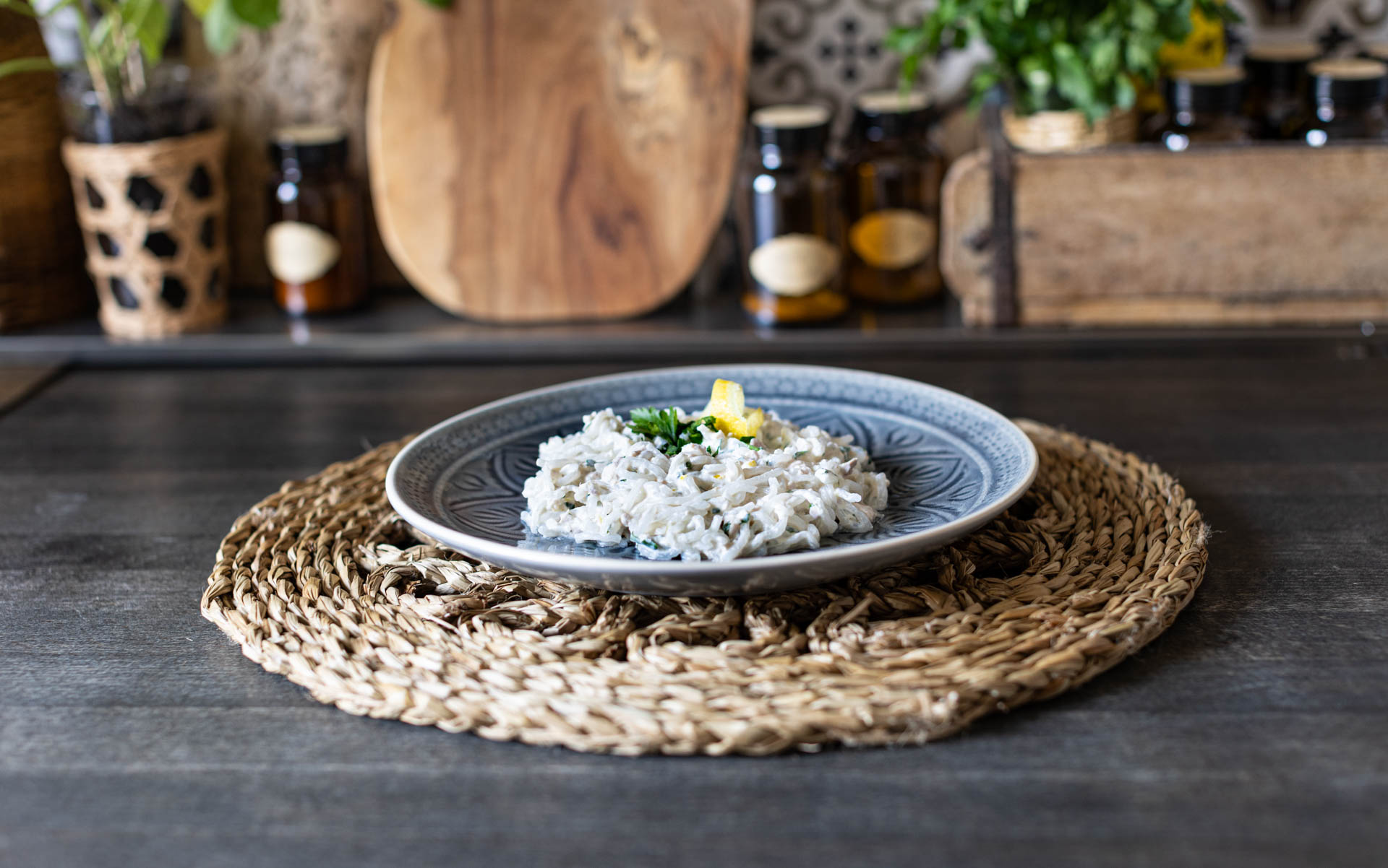 Cremige Zitronen-Thunfisch-Sauce mit Konjaknudeln auf Teller