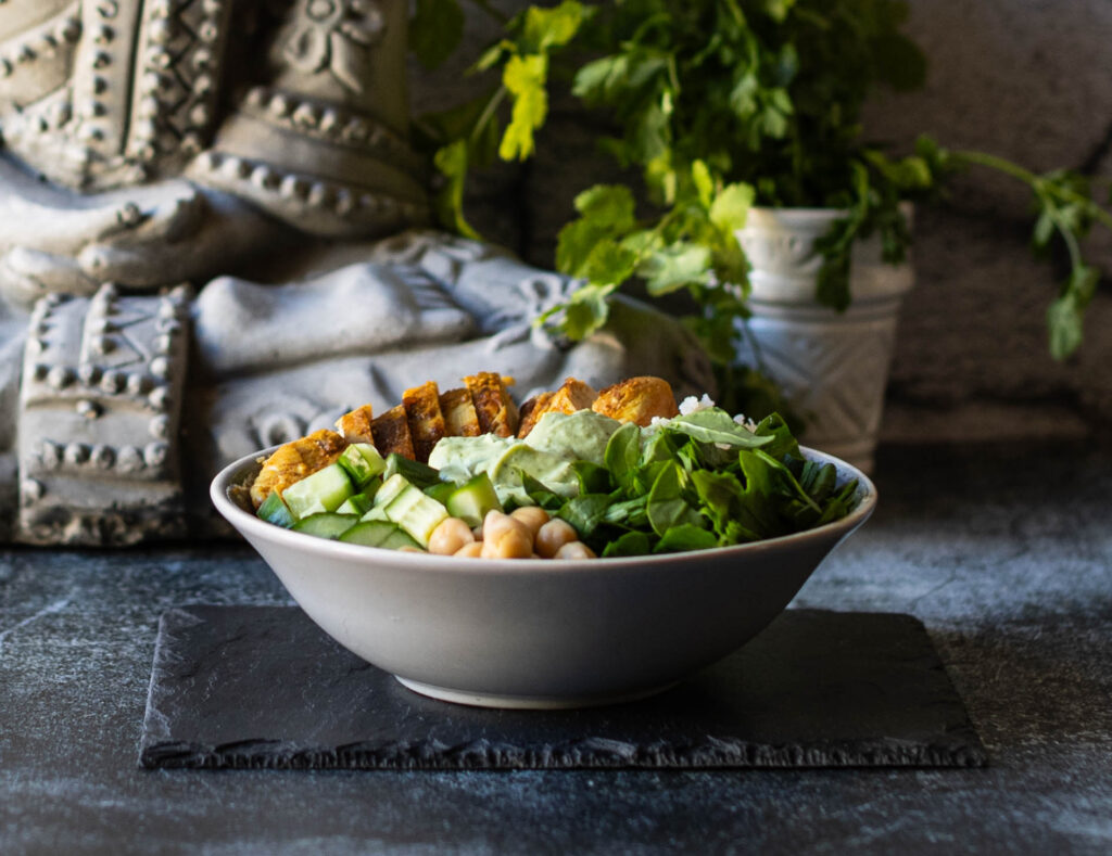 Seitenansicht einer Low Carb Bowl mit Hähnchen, Gemüse und cremiger Sauce.