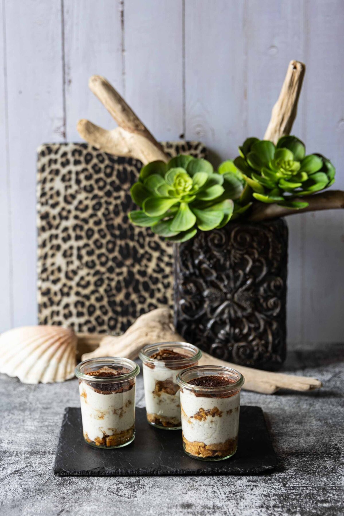 Drei Gläser Reiswaffel Tiramisu im Hochformat vor Deko