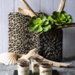 Drei Gläser Reiswaffel Tiramisu im Hochformat vor Deko