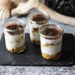 Tiramisu im Glas mit Reiswaffeln, Kakao und heller Creme von oben fotografiert