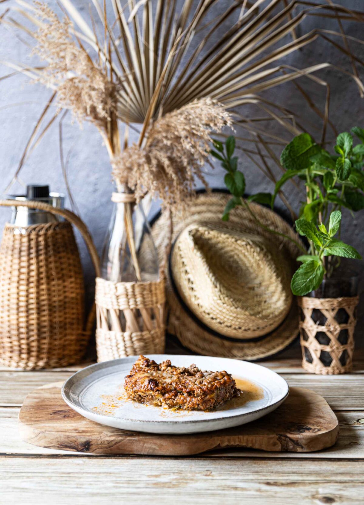 Makrofreundliche Zucchini-Lasagne auf Teller mit dekorativem Hintergrund