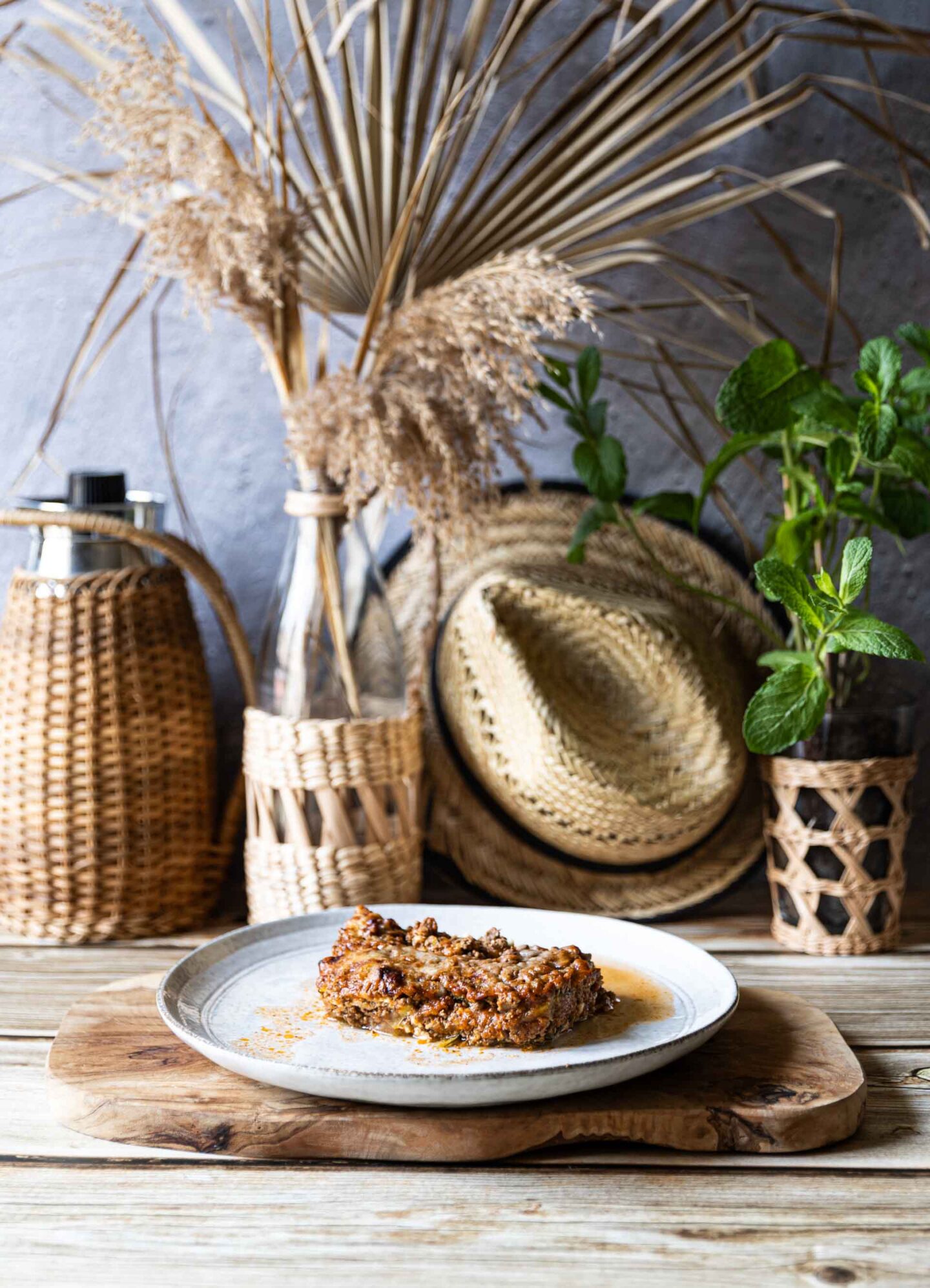 Makrofreundliche Zucchini-Lasagne auf Teller mit dekorativem Hintergrund
