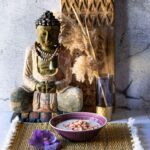 Overnight Oats im Bircher-Müsli Style in Schale vor Buddha-Deko.