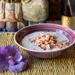 Nahaufnahme von Bircher-Style Overnight Oats mit Apfelraspeln.