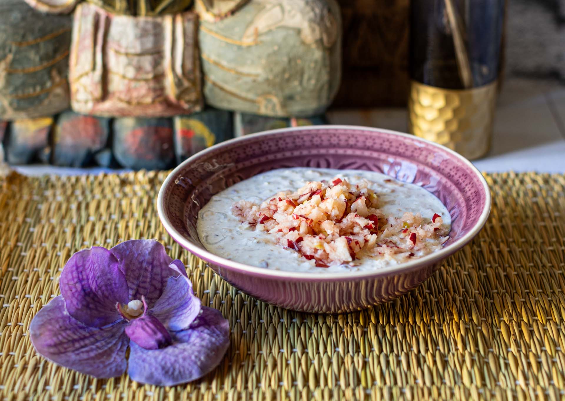 Nahaufnahme von Bircher-Style Overnight Oats mit Apfelraspeln.
