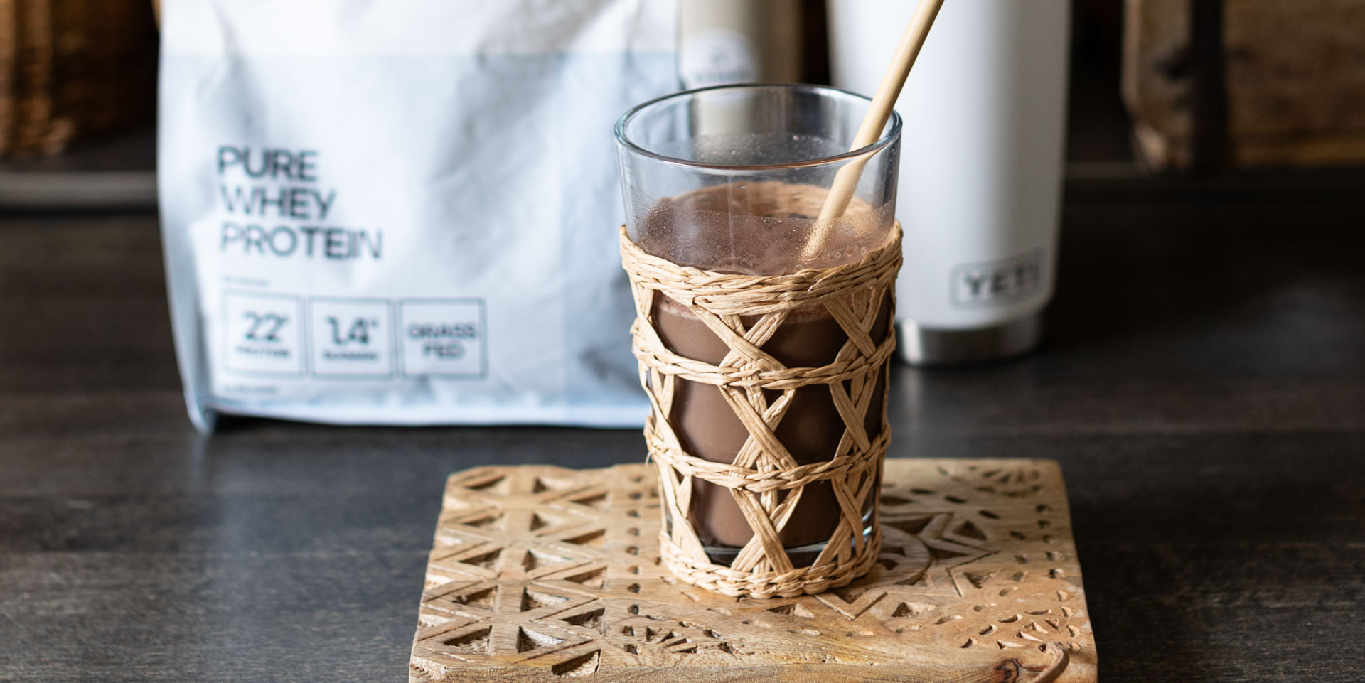 Iced Protein Kaffee mit Proteinpulver im Glas