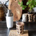 Iced Protein Kaffee mit Proteinpulver im Glas mit Yeti Shaker