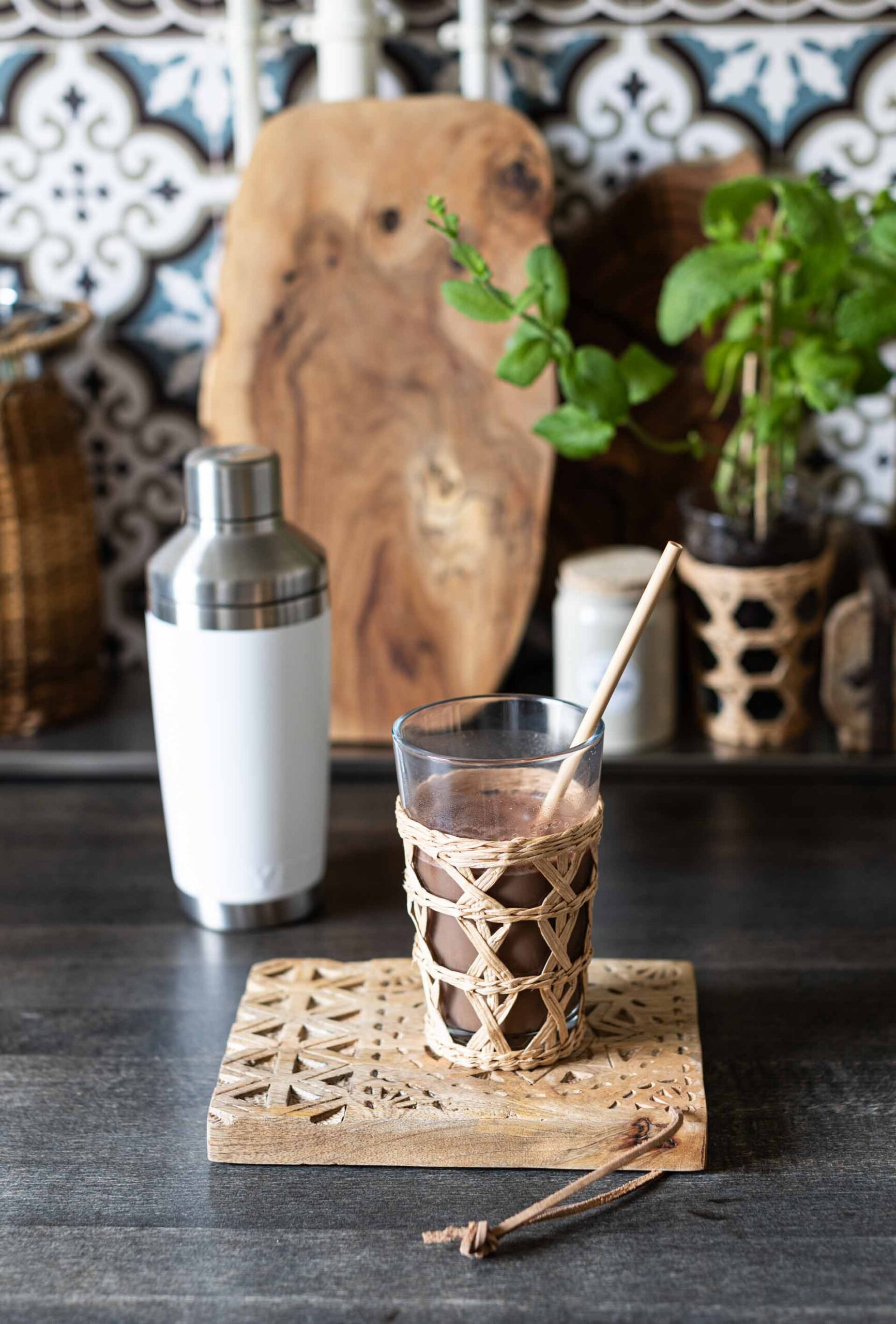 Iced Protein Kaffee mit Proteinpulver im Glas mit Yeti Shaker