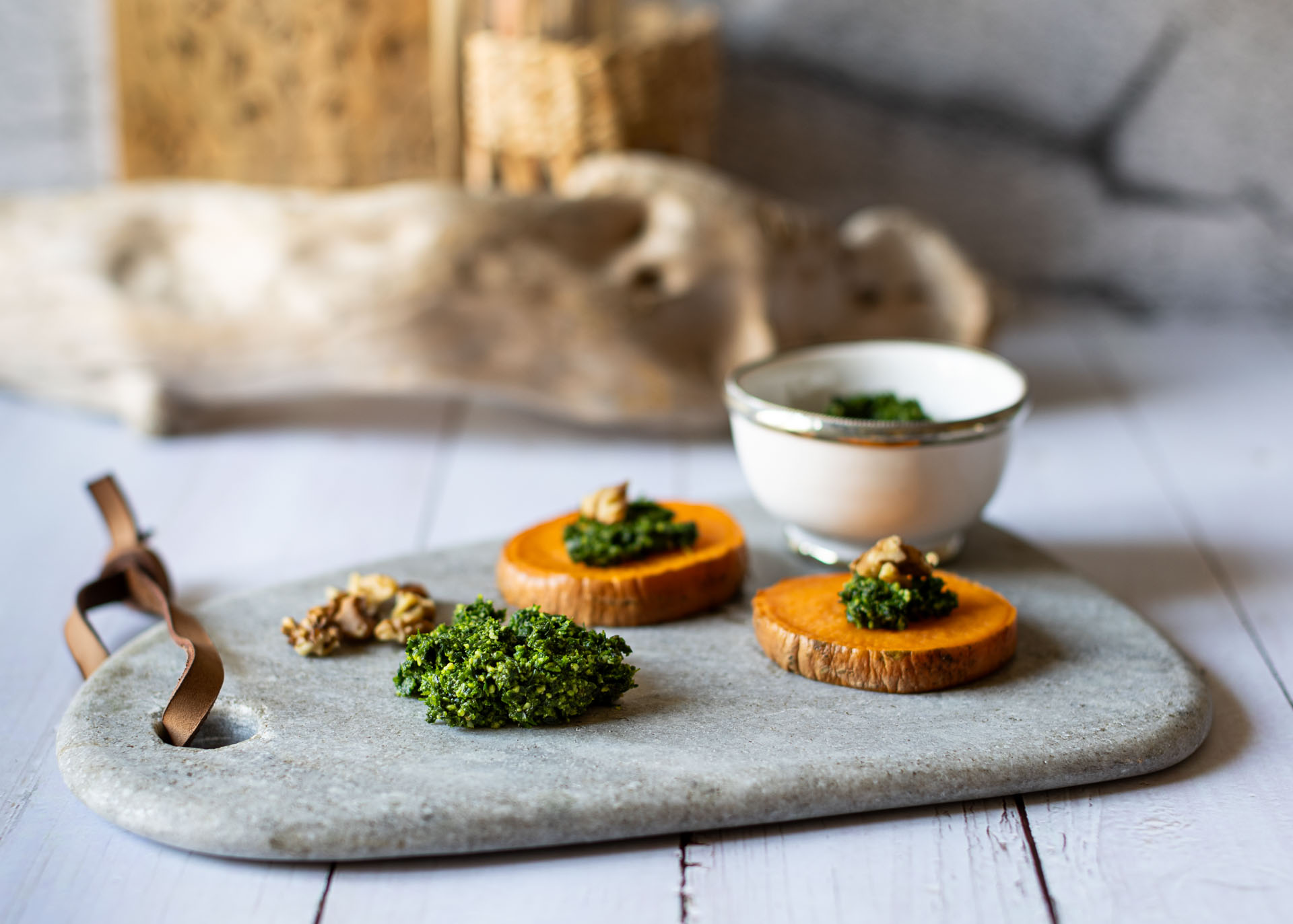 Petersilien-Walnuss-Pesto auf Süßkartoffel mit Walnüssen auf Servierbrett