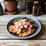 Bunter Salat mit Grapefruit, Garnelen und Süßkartoffel von oben