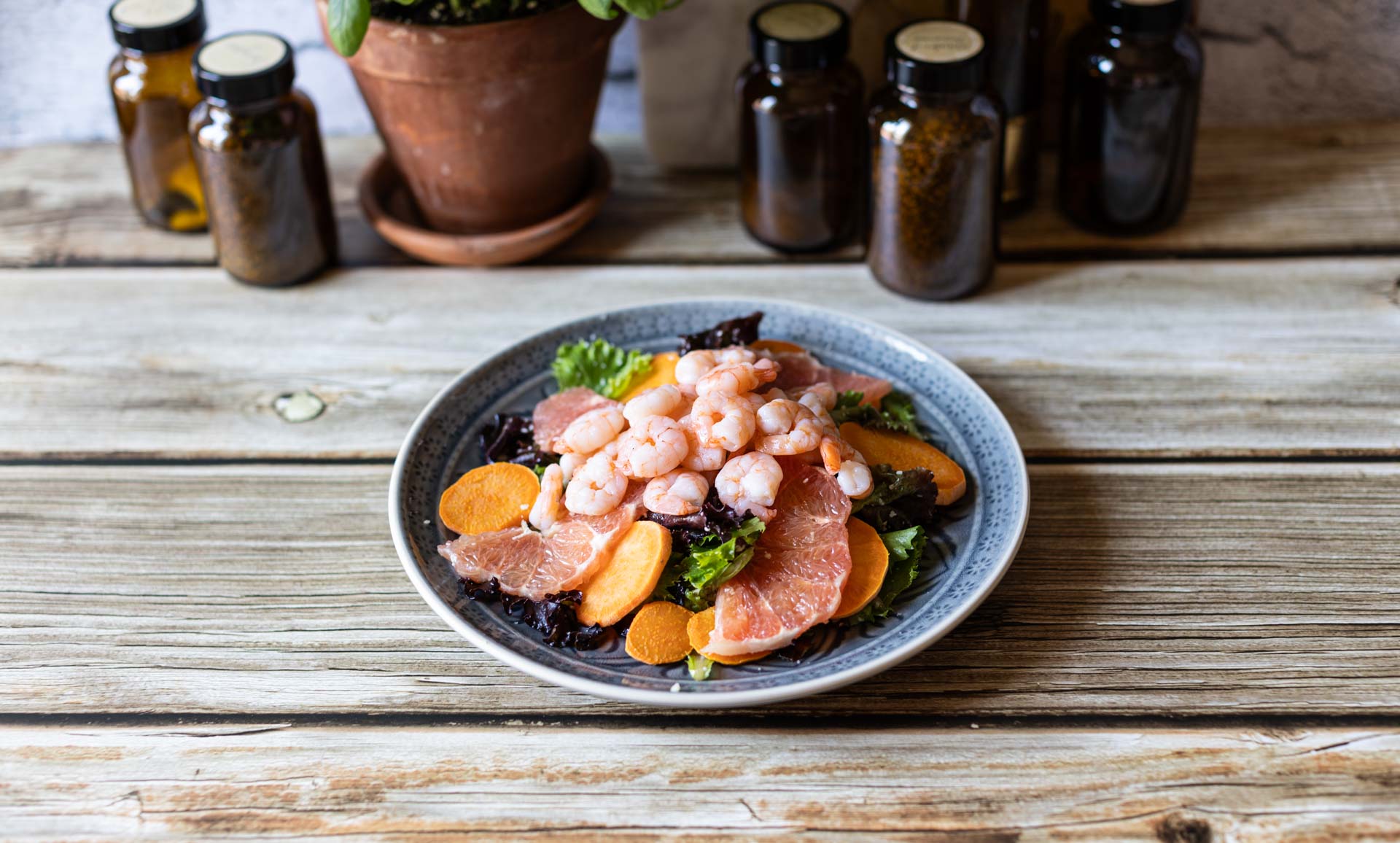Bunter Salat mit Grapefruit, Garnelen und Süßkartoffel von oben