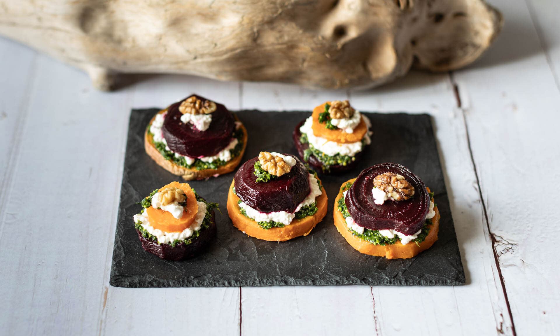 Fünf Low Carb Türmchen mit Süßkartoffel, Rote Bete und Pesto auf Schieferplatte